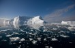 Eisberg treibt im Meer